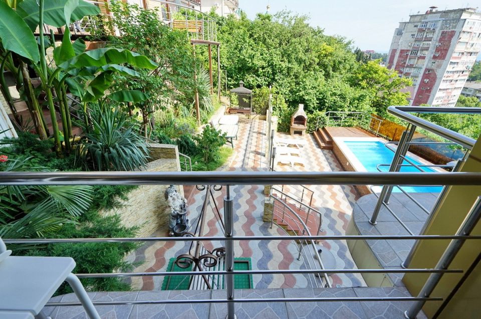 Балкон, вид на бассейн