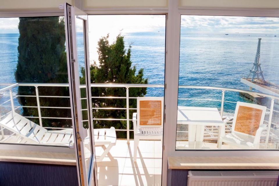 Апартаменты двухкомнатные 4-х местные с кухней и балконом с видом на море