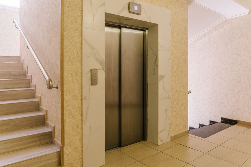 Холл, лифт